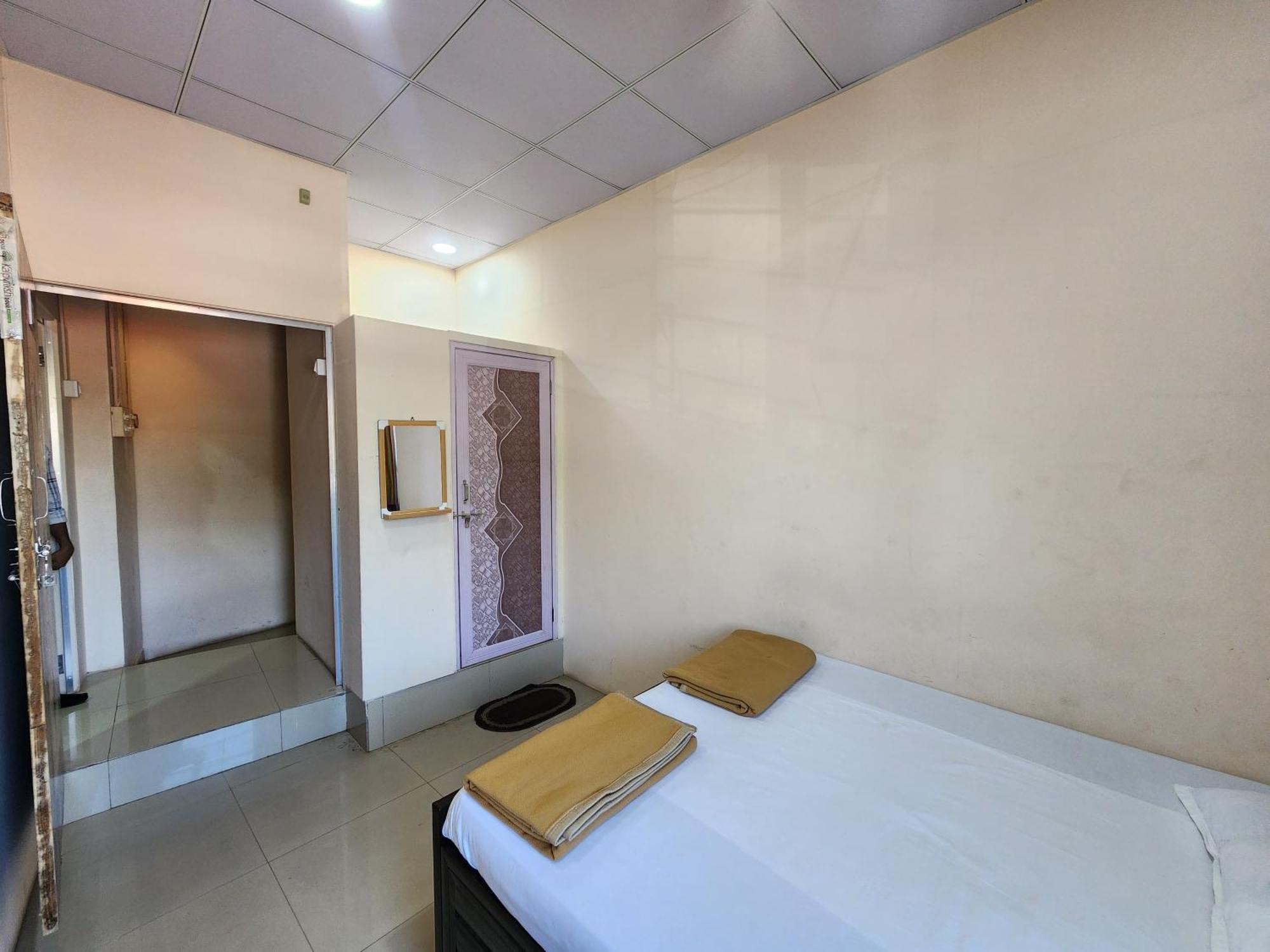 Hotel Diamond Ac Dormitory And Guest House Surat Exterior foto